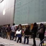 iPhoneを買い求める行列 at Apple Store, Ginza